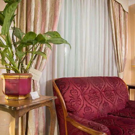 Arco Di Travertino מלון