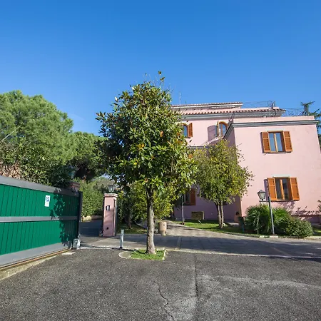 Arco Di Travertino מלון 2*