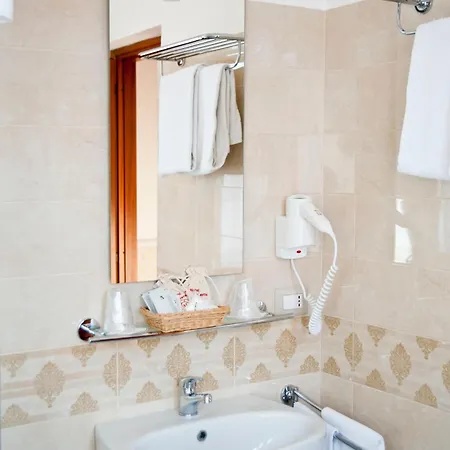 Arco Di Travertino Hotel